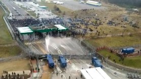 FOTO/VIDEO: Mii de migranți, blocați în teritoriul nimănui, au luat cu asalt frontiera UE. Polonezii au tras cu gaze lacrimogene și tunuri cu apă